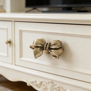 Puxador de porta em laço de latão | Puxador de armário elegante feito à mão | Decoração sofisticada para casa | Presente de boas-vindas