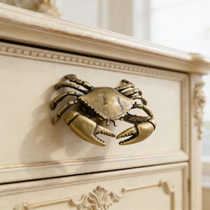 Op de afbeelding: Een rustiek houten bord met de tekst "Welcome to our home" in witte letters. Het bord heeft een verweerde afwerking en een eenvoudig, uitnodigend ontwerp, perfect voor een veranda of entree.