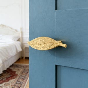 Fresh Leaf Brass Door Handle & Hook, Handcrafted Natural Home Décor, Warm Minimalist Style, Housewarming Gift