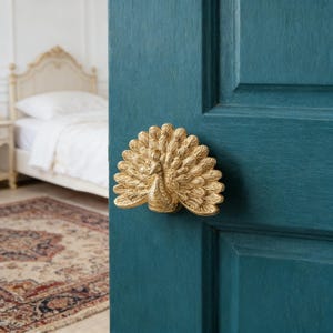 Handgjort dörrhandtag i mässing i påfågelstil – Elegant skåp- och lådkrok, inflyttningspresent, heminredning