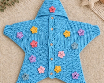 Puede incluir: Una prenda con capucha de color azul brillante en forma de estrella, hecha de tejido de ganchillo. La pieza cuenta con una capucha puntiaguda, puños acanalados y un cierre frontal con cinco botones de madera. Decorada con flores de ganchillo.