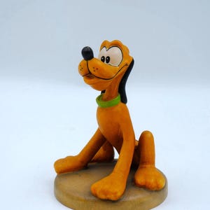 Estatueta de madeira pintada à mão do Pluto – Série Mickey Mouse da Disney – Item de colecionador vintage