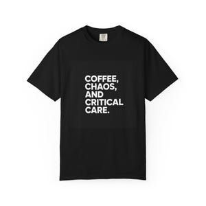 Puede incluir: Camiseta negra con el texto blanco "COFFEE, CHAOS, AND CRITICAL CARE". La camiseta de manga corta tiene cuello redondo. El texto está en una fuente de bloque y está centrado en la parte delantera de la prenda.