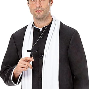 Czarna sutanna kapłańska ze stułą duchowną. Tradycyjny strój kościelny. Ręcznie robiony strój.