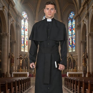 Może przedstawiać: Czarna sutanna duchowna z pasującą peleryną i białym kołnierzem. Długi rękaw odzieży posiada zapięcie na guziki z przodu i czarny pas. Osoba trzyma różaniec i małą książkę. Tłem jest wnętrze kościoła.