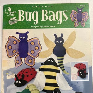Wycofana ze sprzedaży ulotka szydełkowa Annie's Attic nr 872215 ©2000 Crochet Bug Bags 6 projektów autorstwa Cynthii Harris