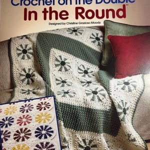 Wycofana z oferty ulotka Annie's Attic Crochet #874711 ©2004 Crochet on the Double In the Round 6 wzorów afgańskich autorstwa Christine Grazioso Moody