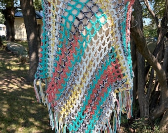 Handgemaakte gehaakte poncho met origineel ontwerp. Klaar voor verzending!