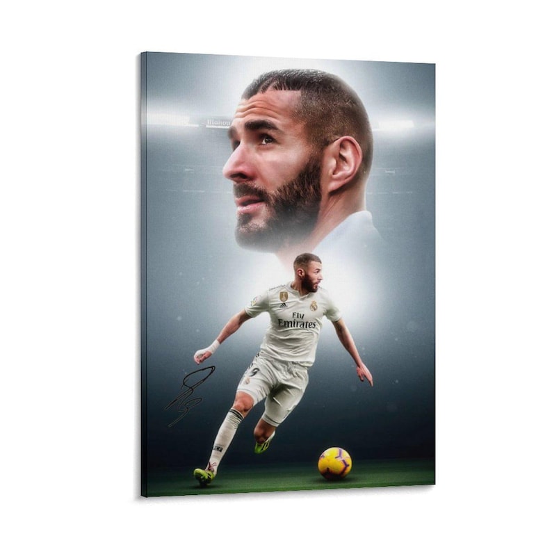 以下が含まれることがあります： サッカー選手の肖像画が描かれたキャンバスプリント。選手がアクションを起こしている2枚目の画像も含まれています。選手はFly Emiratesのロゴが入った白いジャージを着て、黄色と黒のサッカーボールを蹴っています。