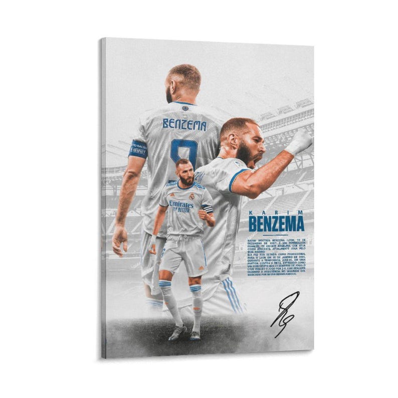Może przedstawiać: Oprawiony wydruk na pł&oacute;tnie przedstawiający kilka zdjęć Karima Benzemy w białym stroju piłkarskim. Zdjęcia przedstawiają Benzemę w akcji, z napisem "BENZEMA" i podpisem. Tło przedstawia stadion.