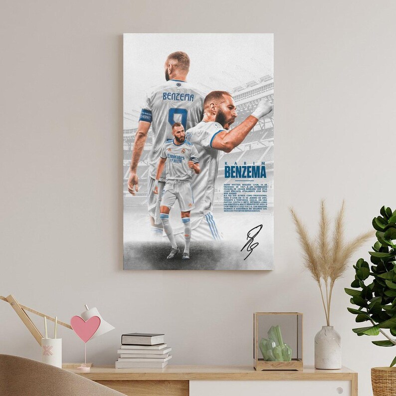 Może przedstawiać: Wydruk na pł&oacute;tnie przedstawiający kilka zdjęć Karima Benzemy w białym stroju piłkarskim. Nazwisko "Benzema" jest wyświetlane niebieskim tekstem, wraz z jego podpisem. Tło ma wz&oacute;r stadionu.