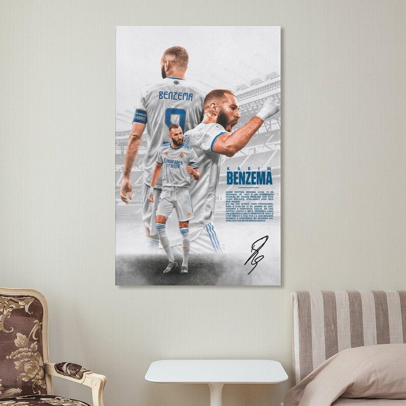 Może przedstawiać: Plakat z Karimem Benzemą w białym stroju piłkarskim. Plakat zawiera wiele zdjęć zawodnika, imię i nazwisko "BENZEMA" oraz jego podpis. Tło przedstawia stadion.