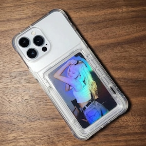 Puede incluir: Funda transparente para teléfono con una fotografía de una persona con cabello rubio, que lleva un top blanco y vaqueros azules. La funda tiene un diseño transparente y un recorte para la cámara.