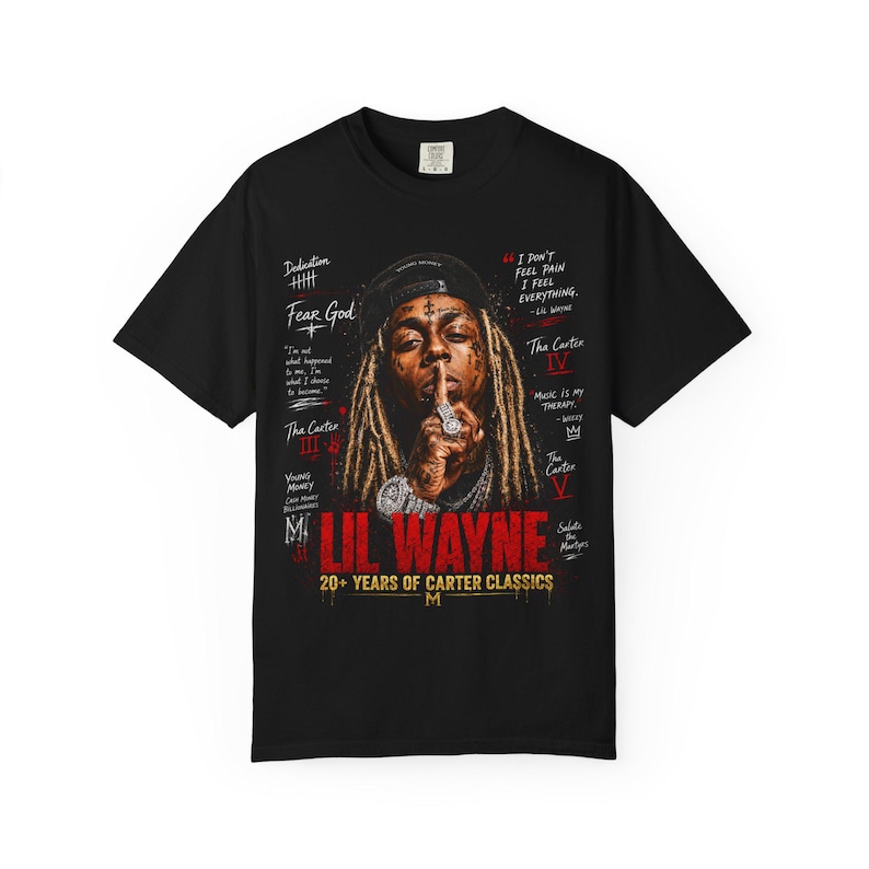 Puede incluir: Una camiseta negra con un gr&aacute;fico de Lil Wayne con rastas, gorra y joyas. El dise&ntilde;o incluye texto como "LIL WAYNE", "20+ YEARS OF CARTER CLASSICS", "Fear God", "Tha Carter III", "Tha Carter IV", "Tha Carter V" y varias citas impresas.