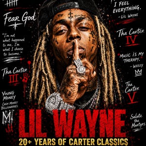 Puede incluir: Un p&oacute;ster que muestra a Lil Wayne con rastas, una gorra negra y joyas de diamantes, con el dedo sobre los labios. El fondo negro incluye texto en rojo que dice LIL WAYNE, 20+ YEARS OF CARTER CLASSICS, adem&aacute;s de varias citas y t&iacute;tulos de &aacute;lbumes.