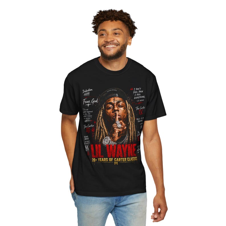 Puede incluir: Una camiseta negra con un estampado gr&aacute;fico de Lil Wayne con rastas, gorra y joyas. El dise&ntilde;o incluye el texto "LIL WAYNE", "20+ YEARS OF CARTER CLASSICS", "FEAR GOD", adem&aacute;s de varias citas y marcas de conteo en color blanco y rojo.