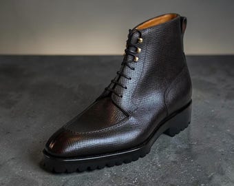 Botas sociais masculinas de cano curto com cadarço, em couro granulado marrom escuro e construção Goodyear Welt.
