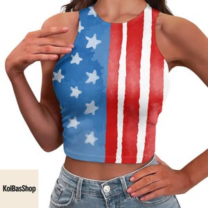 K&ouml;nnte beinhalten: Ein &auml;rmelloses Crop-Top mit patriotischem Design. Die linke Seite zeigt einen blauen Hintergrund mit wei&szlig;en Sternen, w&auml;hrend die rechte Seite rote und wei&szlig;e Streifen aufweist. Der Text "KolBasShop" ist sichtbar.