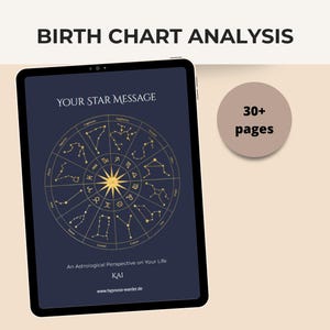 Könnte beinhalten: Ein digitales Tablet zeigt eine Geburtshoroskopanalyse mit dem Text "BIRTH CHART ANALYSIS" oben. Der Bildschirm zeigt ein kreisförmiges astrologisches Diagramm mit Sternbildern und dem Text "YOUR STAR MESSAGE". Ein kleiner Kreis zeigt "30+ Seiten".