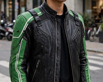 Può includere: Una giacca da moto in pelle nera con pannelli verde brillante sulle spalle e sulle maniche, accentuata da sottili strisce bianche. La giacca presenta un colletto alla coreana, diverse cerniere in metallo argentato e cinturini con fibbia neri.