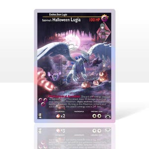 Peut inclure: Une carte à collectionner intitulée Sabrina's Halloween Lugia avec 100 PV. L'illustration montre un Lugia blanc dans une forêt sombre aux tons violets avec une pleine lune, des citrouilles lumineuses et une petite icône de personnage.