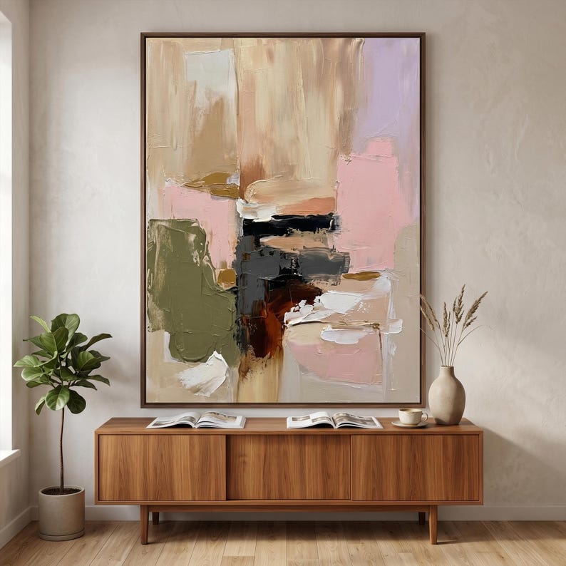 Puede incluir: Una gran pieza de arte mural rectangular que presenta una composici&oacute;n abstracta con pinceladas gruesas y texturizadas en tonos beige, rosa suave, verde oliva, negro y blanco, enmarcada en un borde fino de madera oscura y vertical.