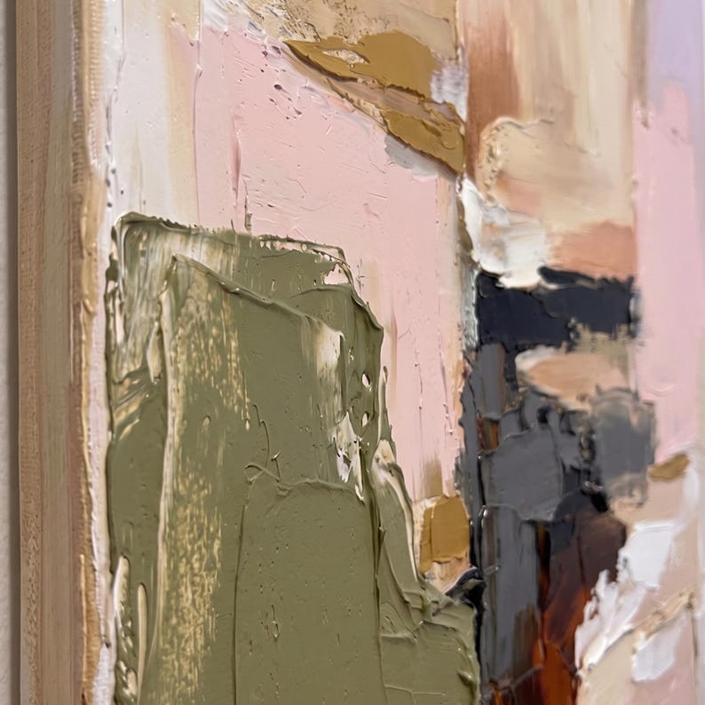 Puede incluir: Una pintura abstracta sobre lienzo con pinceladas de impasto gruesas y texturizadas. La paleta de colores incluye tonos verde oliva, rosa suave, gris carb&oacute;n, beige c&aacute;lido y acentos de oro met&aacute;lico aplicados con una esp&aacute;tula.