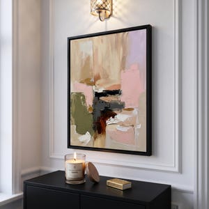 Puede incluir: Una pintura abstracta rectangular en un marco negro que presenta pinceladas gruesas y texturizadas en tonos beige, rosa suave, verde oliva, marr&oacute;n oscuro y blanco. La composici&oacute;n muestra bloques de color en capas con textura visible.