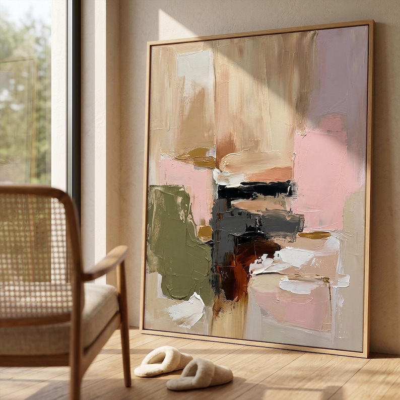 Puede incluir: Una pintura abstracta rectangular grande en un marco de madera clara con pinceladas gruesas de impasto en tonos rosa suave, verde oliva, beige, blanco, marr&oacute;n oscuro y negro. La composici&oacute;n muestra texturas en capas y bloques de color.
