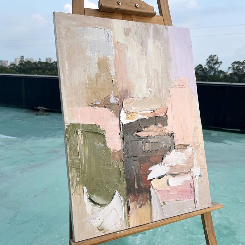 Puede incluir: Una pintura al &oacute;leo abstracta sobre lienzo que presenta pinceladas impasto gruesas y texturizadas en una paleta de verde oliva, rosa suave, marr&oacute;n apagado, crema y lavanda p&aacute;lido. La composici&oacute;n muestra capas de pintura con profundidad.