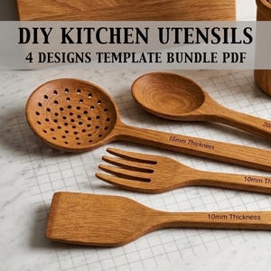 Puede incluir: Una taza de cerámica blanca con un asa negra y el texto "But First, Coffee" en negrita negra. La taza está llena de un líquido oscuro, probablemente café, y se encuentra sobre una superficie clara.