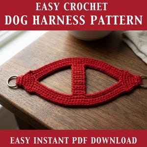 Pode incluir: Uma coleira para cães vermelha feita à mão com crochê e anéis de metal. Apresentada em uma superfície de madeira. O texto na parte superior diz "EASY CROCHET DOG HARNESS PATTERN" e na parte inferior "EASY INSTANT PDF DOWNLOAD".