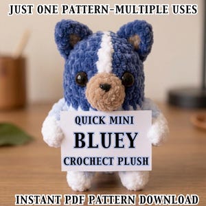 Op de afbeelding: Een blauw en wit gehaakte knuffel met een beige snuit en zwarte ogen, die een wit bordje vasthoudt met de tekst "QUICK MINI BLUEY CROCHECT PLUSH". Bovenaan staat "JUST ONE PATTERN-MULTIPLE USES" en onderaan "INSTANT PDF PATTERN DOWNLOAD".