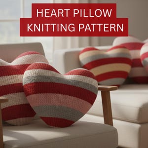 Puede incluir: Cojines tejidos en forma de corazón con rayas rojas, blancas, rosas y grises. Los cojines están colocados en una silla y un sofá de color claro. El texto "HEART PILLOW KNITTING PATTERN" se muestra en una pancarta roja en la parte superior.
