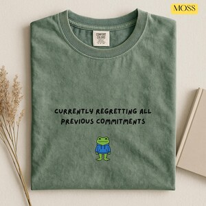 Obecnie żałując wszystkich poprzednich zobowiązań, koszulka, zabawna koszulka z żabą, koszulka z memem żaby, koszulka z goblincore, komfortowe kolory 1717