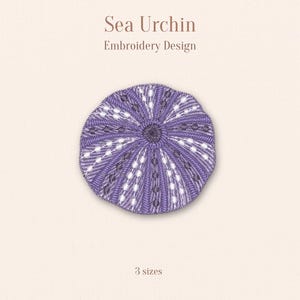 Op de afbeelding: Een paars en wit geborduurd zee-egelontwerp. De tekst "Sea Urchin Embroidery Design" staat bovenaan en "3 sizes" onderaan. Het ontwerp is circulair en gedetailleerd, geschikt voor borduurprojecten.
