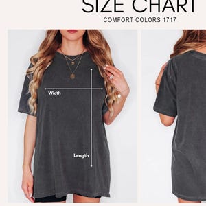 Puede incluir: Tabla de tallas para camisetas Comfort Colors 1717. La tabla incluye medidas de ancho y largo en pulgadas, desde la talla Small hasta la 4X. La modelo mide 1,63 m y pesa 54 kg. La tabla tambi&eacute;n incluye el texto "ADULT UNISEX SIZING".