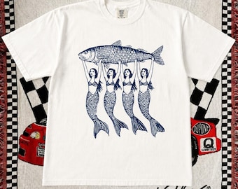 T-shirt met drie zeemeerminnen die vissen vasthouden | Nautische illustratie, vintage maritieme kunst