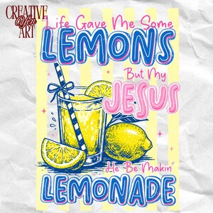 Può includere: Un design grafico con un bicchiere di limonata, fette di limone e un limone intero. Il testo recita "Life Gave Me Some Lemons But My Jesus He Be Makin' Lemonade" in lettere blu e rosa su sfondo a righe gialle.