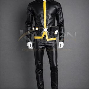 以下が含まれることがあります： マネキンの黒いレザー風の衣装。ジャケットとパンツは黒で、黄色のアクセントが付いています。ジャケットには前面に黄色のストライプがあります。この衣装には、ポーチ付きのユーティリティベルトが含まれています。マネキンは黒いブーツを履いています。