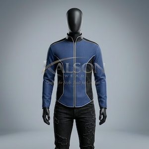 Puede incluir: Una chaqueta azul y negra con textura acanalada en el pecho y los hombros, cuello alto y cremallera frontal completa. La chaqueta presenta paneles laterales negros y se muestra en un maniquí que lleva pantalones vaqueros negros desgastados.