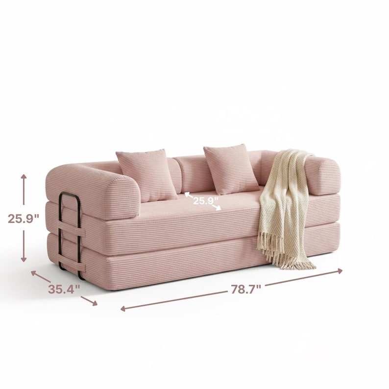 Puede incluir: Un sof&aacute; de pana rosa con dos cojines a juego y una manta crema. El sof&aacute; mide 200 cm de largo, 90 cm de ancho y 66 cm de alto. Tiene un dise&ntilde;o moderno con detalles en metal negro.