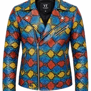Pode incluir: Um blusão de motociclista com um padrão multicolorido de pele de cobra em tons de vermelho, amarelo e azul. O blusão inclui lapelas, fechos de correr metálicos prateados na frente e nos bolsos, e uma etiqueta interior preta VT VOY TREND.