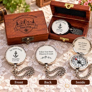 Peut inclure: Trois boussoles de poche argentées avec chaînes, dont une ouverte montrant un cadran, et deux boîtes en bois. Les boîtes portent le texte A Compass For Life's Journey Explore & Always Keep Going. Les boussoles sont gravées avec des ancres, The Smith Family, Alexander, 05.20.2026, Follow Your Heart Wherever It Leads et une citation de J.R.R. Tolkien.