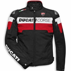 Könnte beinhalten: Schwarze Motorradjacke mit roten und weißen Streifen auf der Brust. Auf der Brust steht in Weiß "DUCATI CORSE". Das Ducati-Logo befindet sich auf der Brust und am Ärmel. Die Jacke hat einen Stehkragen und Schulterschutz.