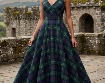 Könnte beinhalten: Ein ärmelloses, bodenlanges Kleid mit einem Schottenkaro-Muster in Dunkelgrün, Marineblau und Rot. Das Kleid hat einen V-Ausschnitt, ein eng anliegendes Oberteil mit betonter Taille und einen weiten, plissierten Rock, der zum Saum hin ausgestellt ist.