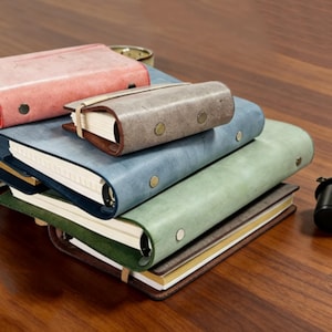 Ręcznie robiony, vintage'owy segregator z woskowanej skóry, personalizowany planer z pudełkiem prezentowym, spersonalizowane wkładki do dziennika Bullet Journal, notatnik podróżny, prezent dla niej/niego