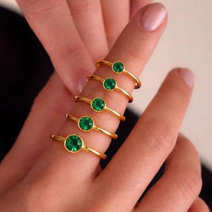Pierścionek ze złota 14K ze szmaragdem | Delikatny, minimalistyczny pierścionek midi solitaire z kamieniem urodzinowym z maja, do łączenia w zestawy