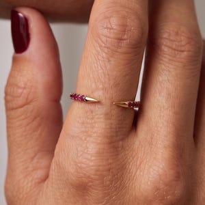 Anello aperto in oro massiccio 14 carati con rubino / Anello delicato con pietra preziosa / Anello minimalista per mignolo