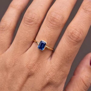 Saphirring aus 14-karätigem Massivgold im Smaragdschliff | Solitärring mit Zargenfassung, Geburtsstein September